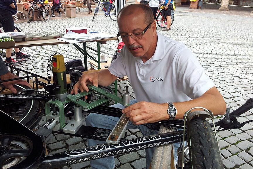 Fritz Gensheimer codiert ein Fahrrad Fritz Gensheimer codiert ein Fahrrad