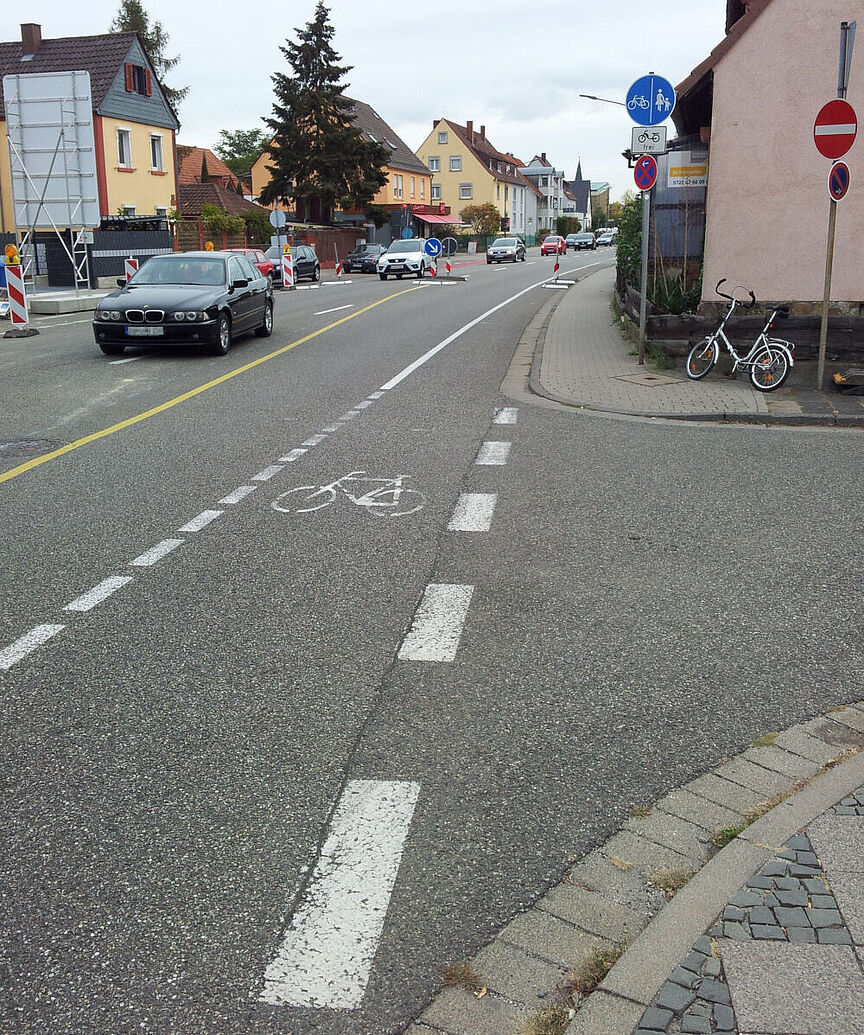 Horststraße in Landau mit Radweg Horststraße in Landau mit Radweg