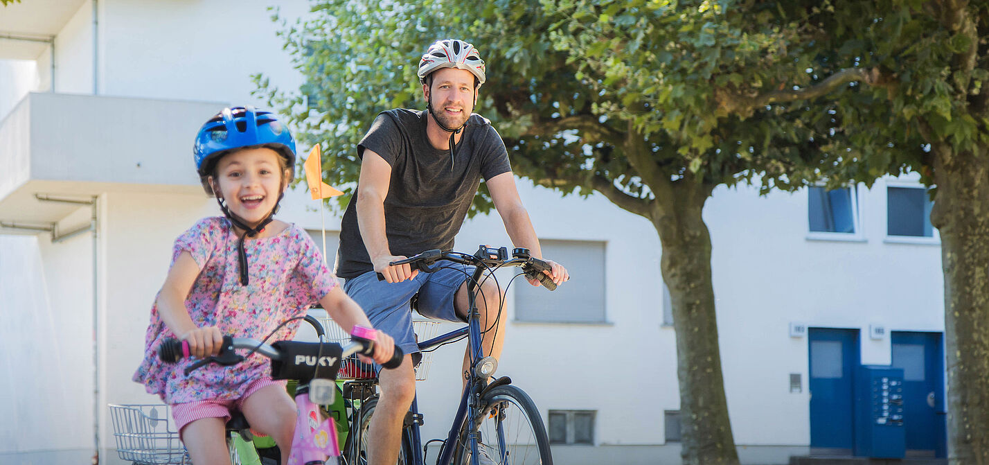 Stadtradeln Flyer Mann und Kind auf Fahrrad